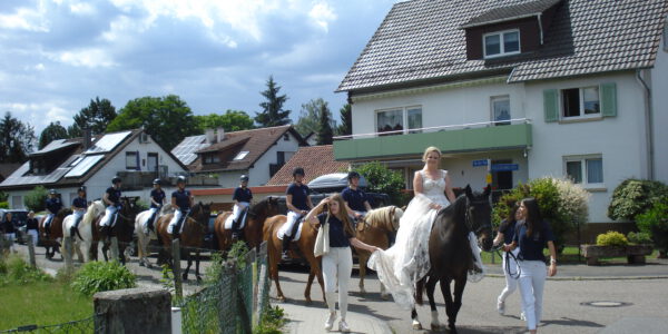 Die Braut kam zu Pferd